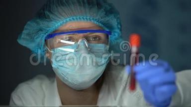 医学实验室工作人员分析血清，进行亲子鉴定，DNA